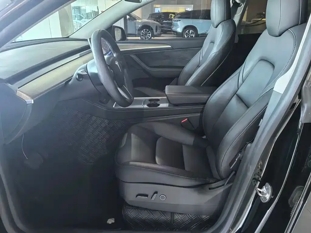 Tesla Model Y — фото 6