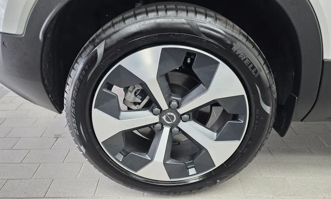 Volvo XC40 — фото 10