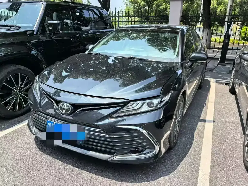 Toyota Camry — фото 1