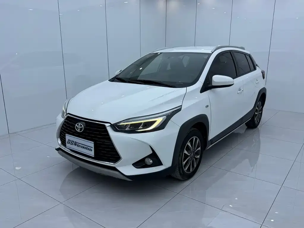 Toyota Yaris L — фото 1