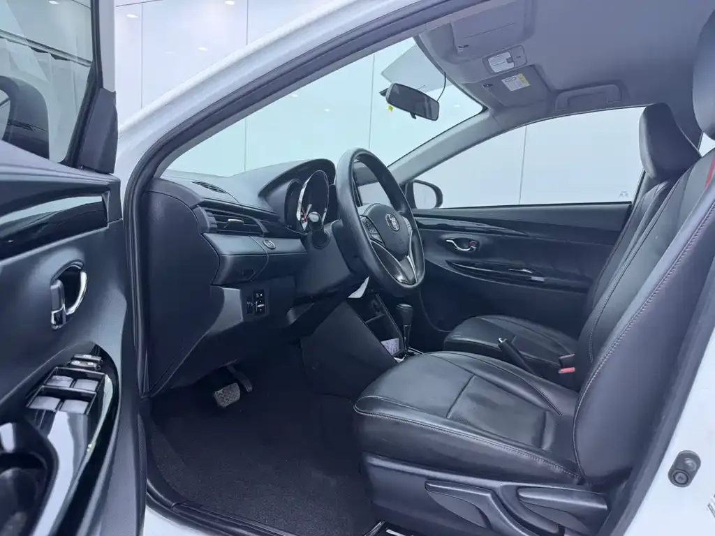 Toyota Yaris L — фото 9