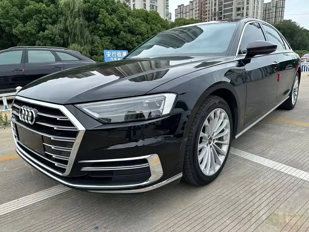 Audi A8 — фото 1