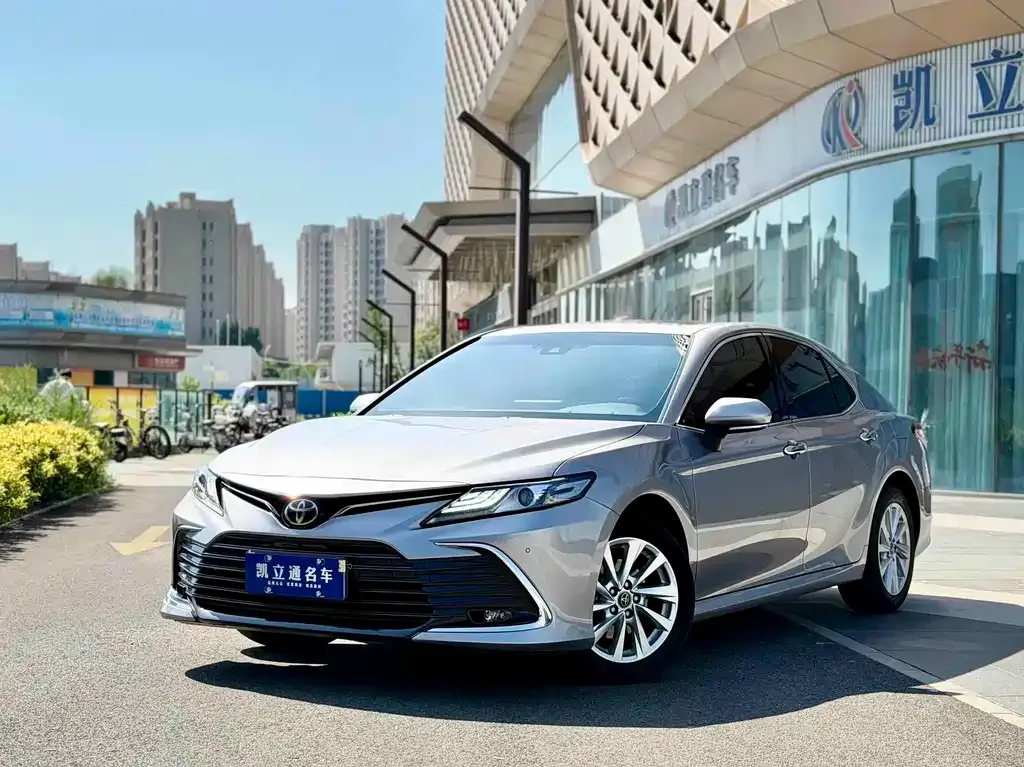 Toyota Camry — фото 1