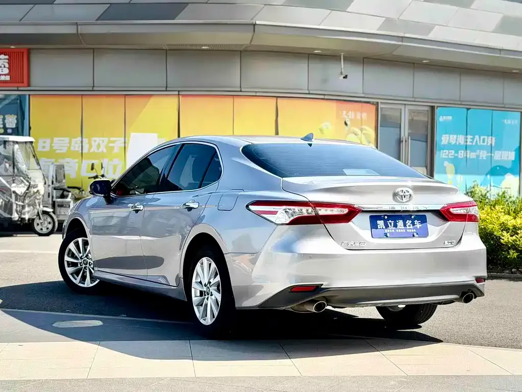 Toyota Camry — фото 5