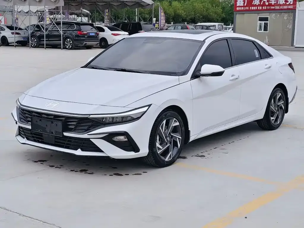 Hyundai Elantra — фото 1