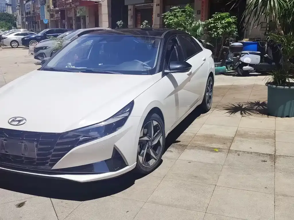 Hyundai Elantra — фото 1