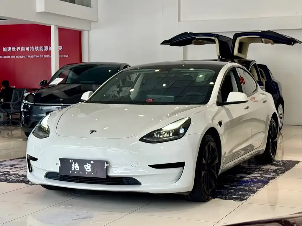 Tesla Model 3 — фото 1
