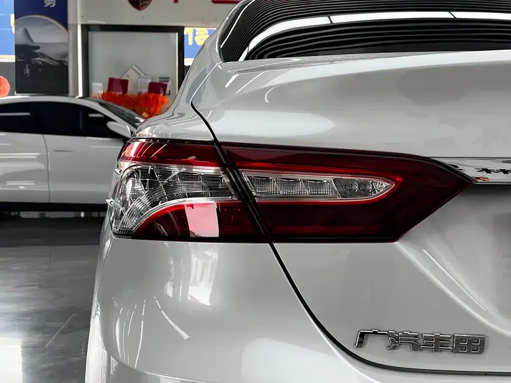 Toyota Camry — фото 2