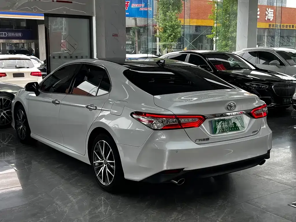 Toyota Camry — фото 8