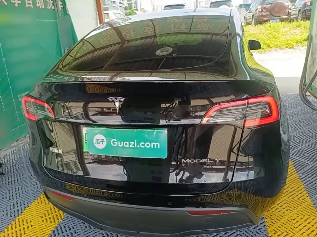 Tesla Model Y — фото 10
