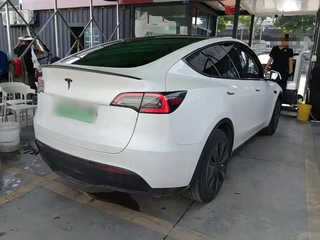 Tesla Model Y — фото 8