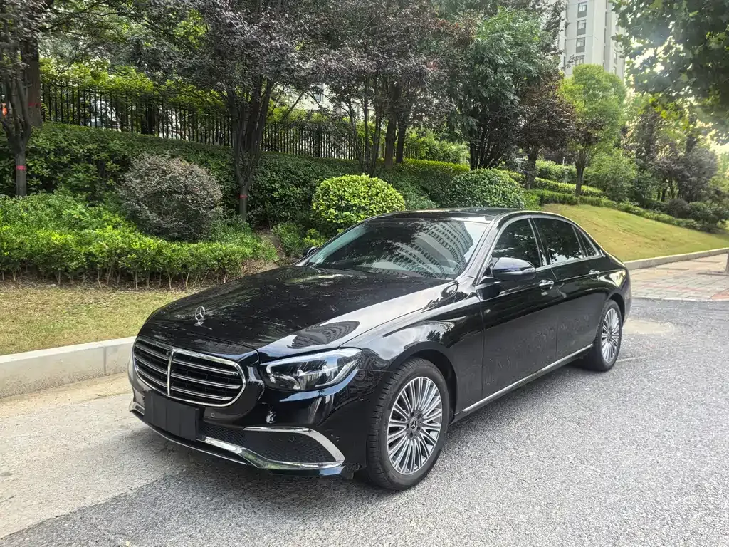 Mercedes-Benz E-Class — фото 1