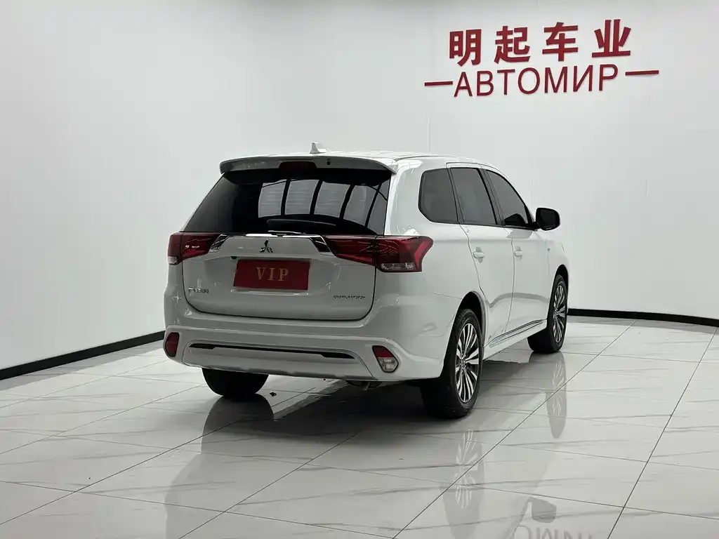 Mitsubishi Outlander — фото 10