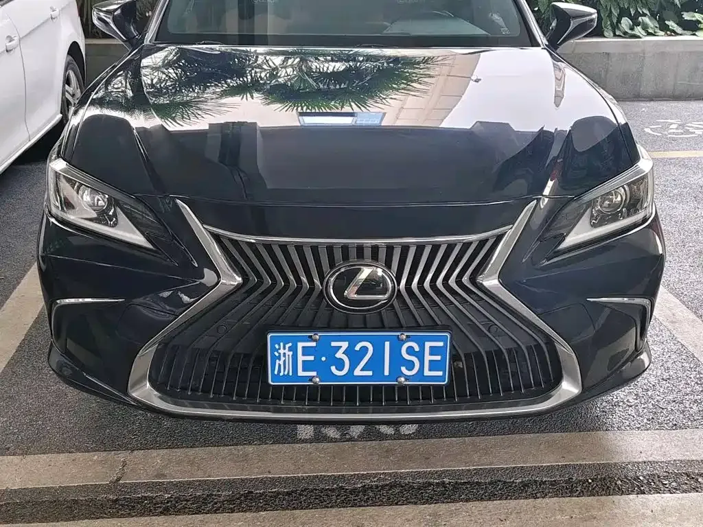 Lexus ES — фото 1
