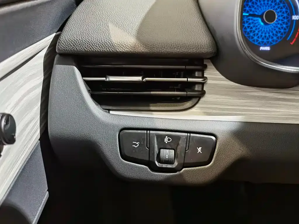 Hongqi E-QM5 — фото 3