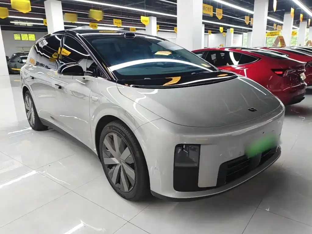 Li Auto i8 — фото 10