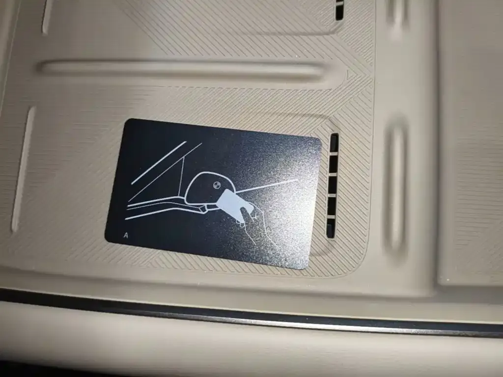Li Auto i8 — фото 2
