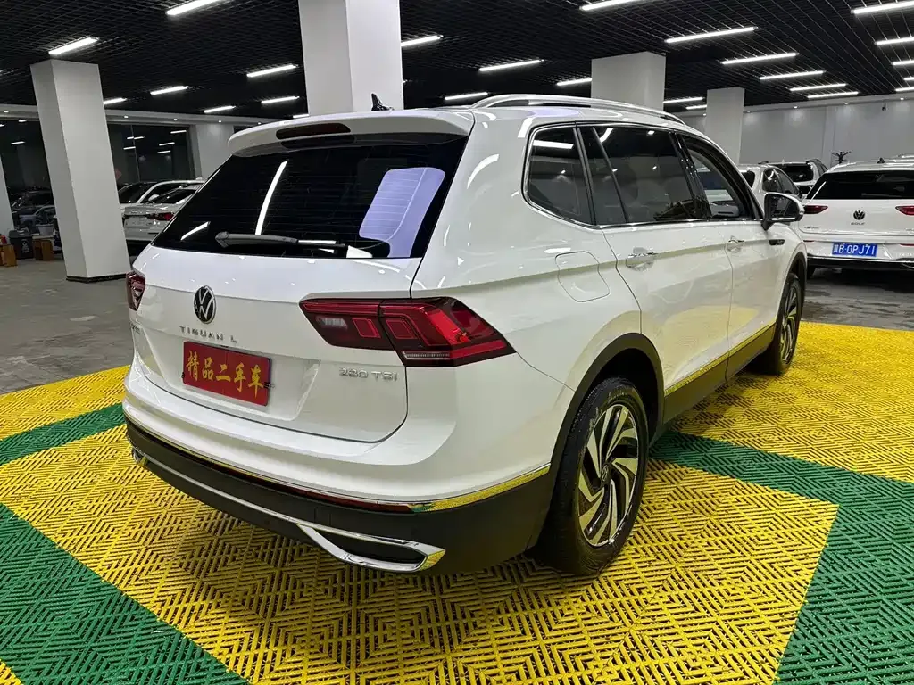 Volkswagen Tiguan L — фото 10