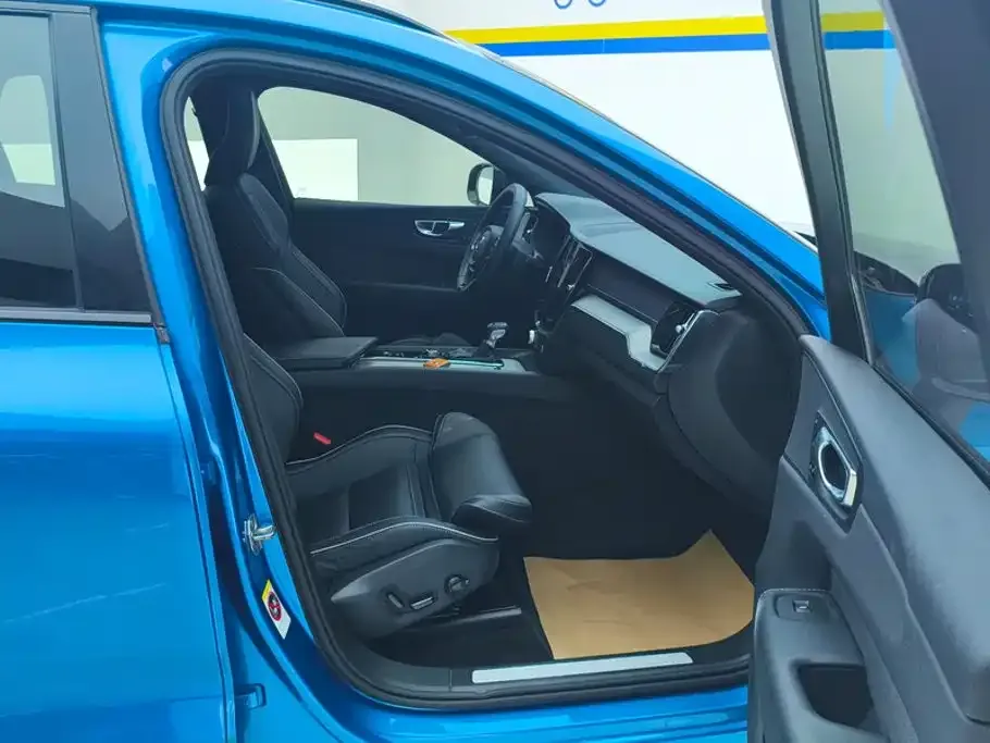 Volvo XC60 — фото 10