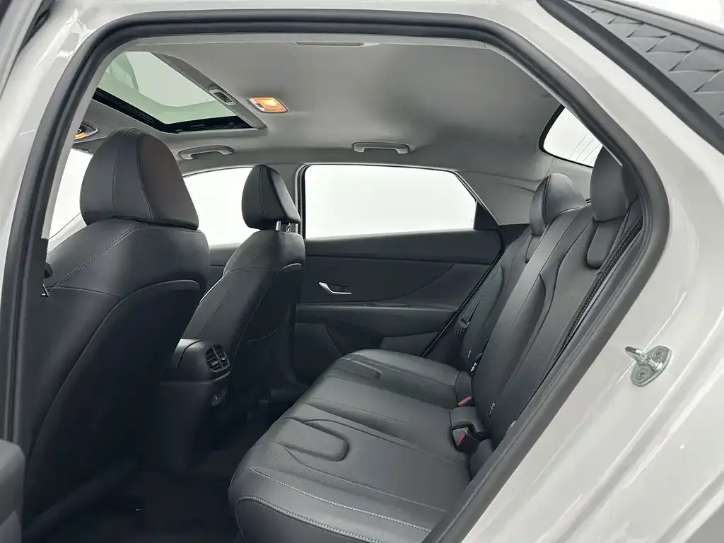 Hyundai Elantra — фото 9