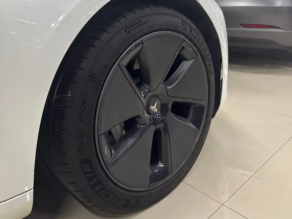 Tesla Model 3 — фото 2