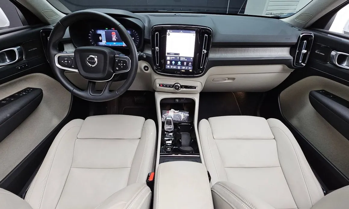 Volvo XC40 — фото 10