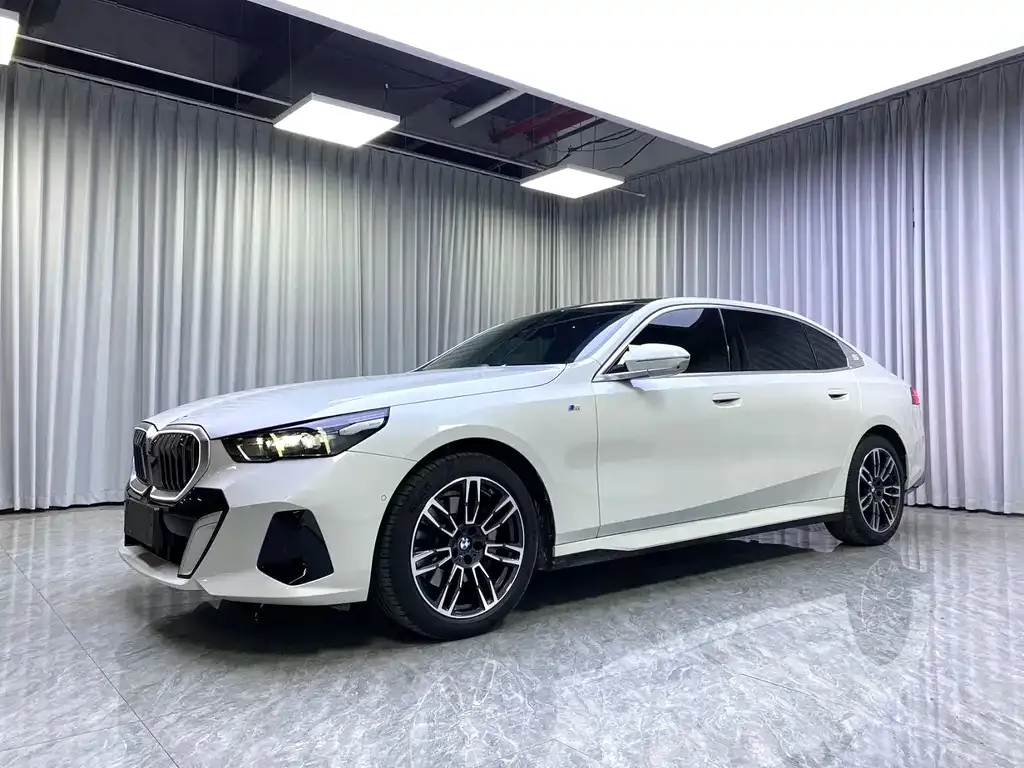 BMW 5 Series — фото 1