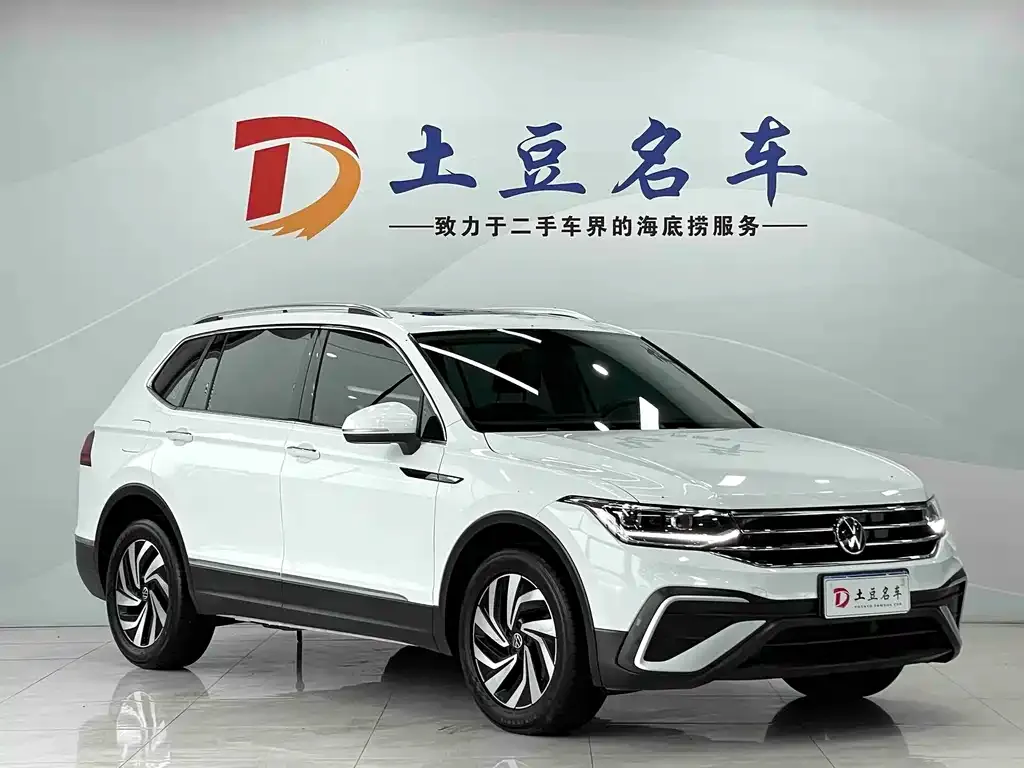 Volkswagen Tiguan L — фото 10