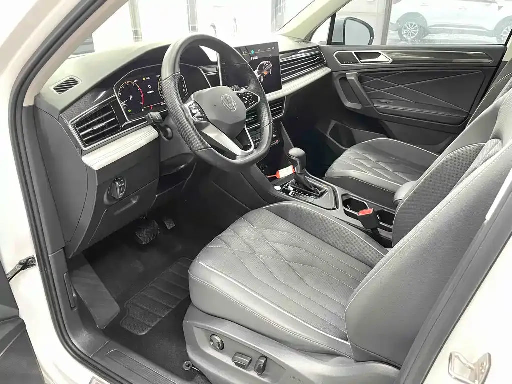 Volkswagen Tiguan L — фото 8