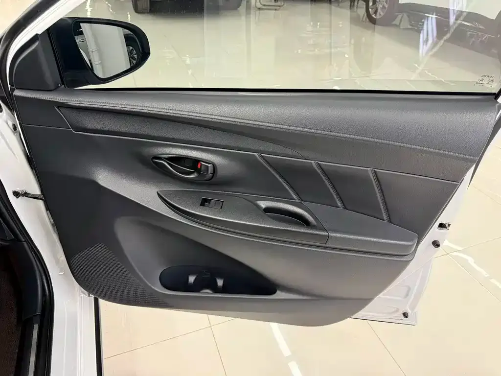 Toyota Yaris L — фото 8