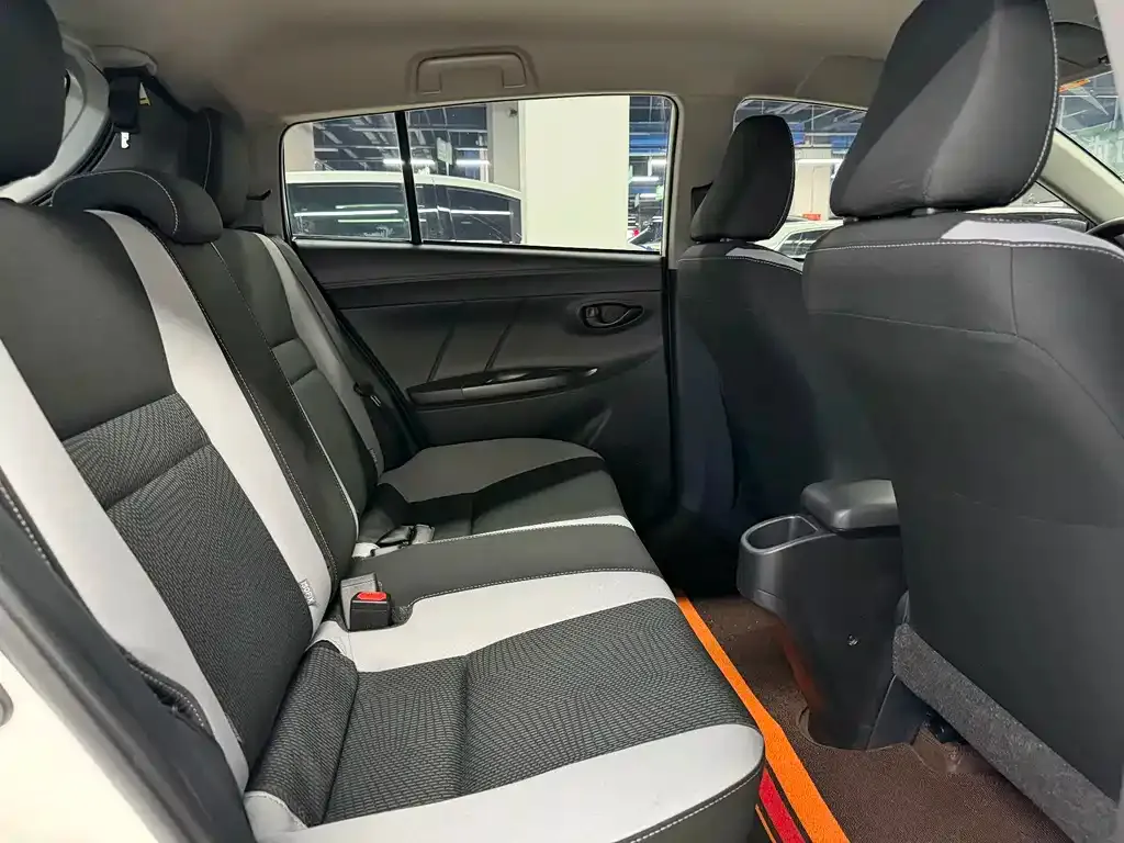 Toyota Yaris L — фото 3