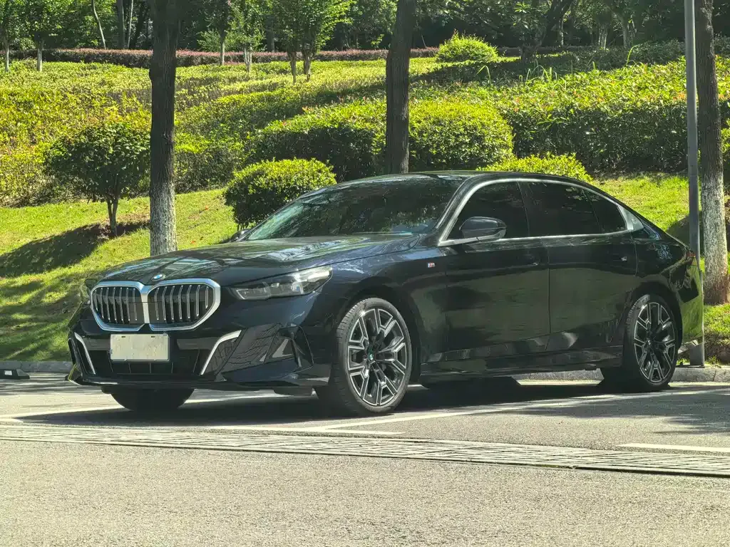 BMW 5 Series — фото 1