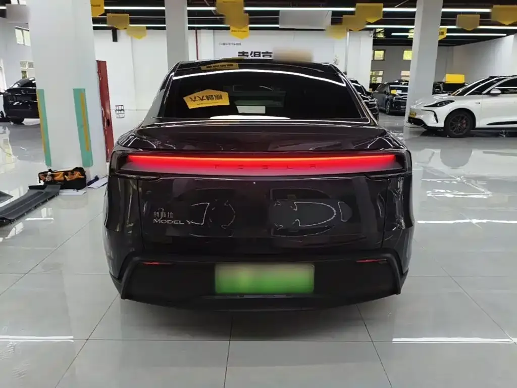 Tesla Model Y — фото 8