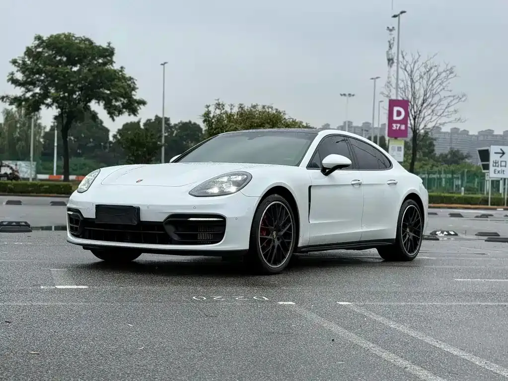 Porsche Panamera — фото 1