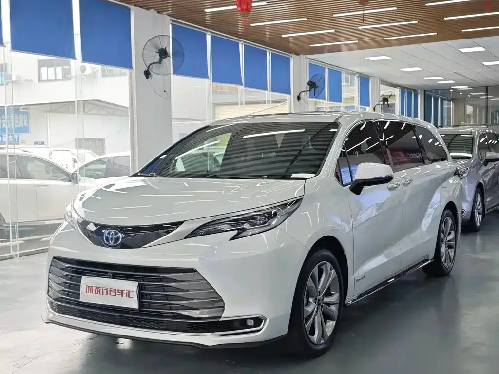 Toyota Sienna — фото 1