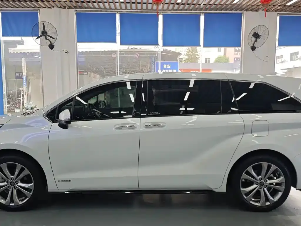 Toyota Sienna — фото 7