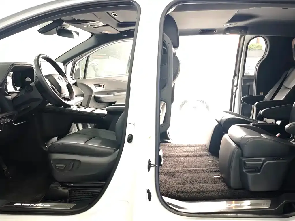Toyota Sienna — фото 10