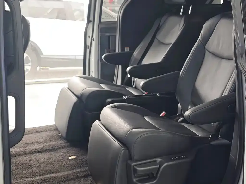 Toyota Sienna — фото 2