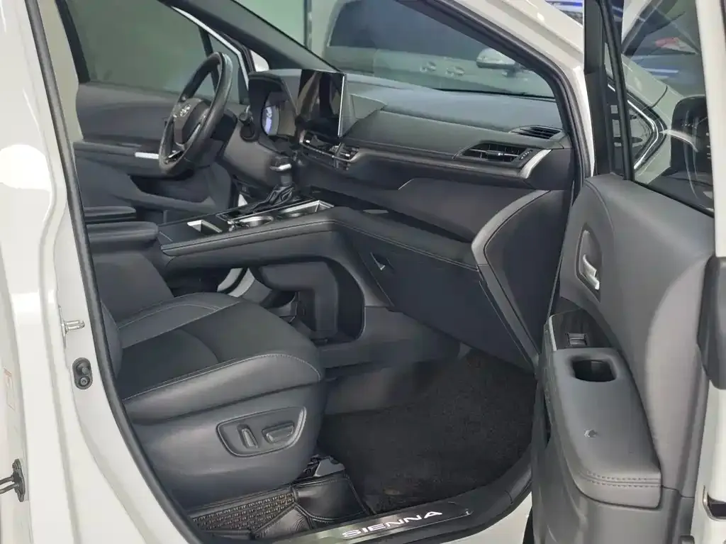 Toyota Sienna — фото 9
