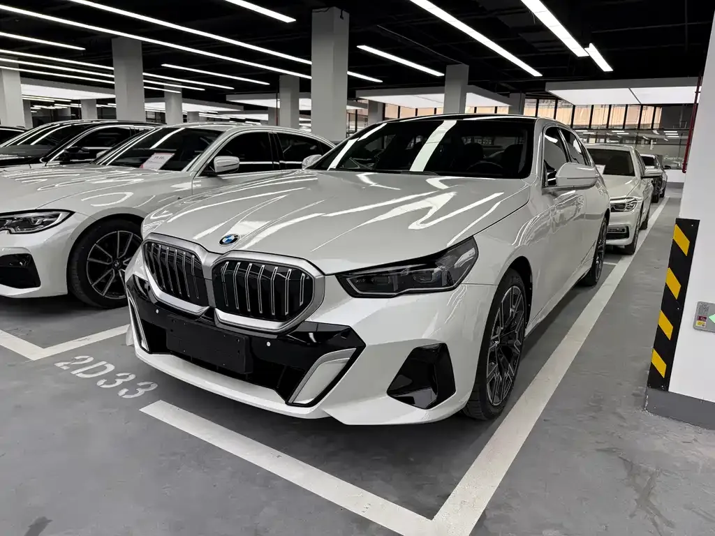 BMW 5 Series — фото 1