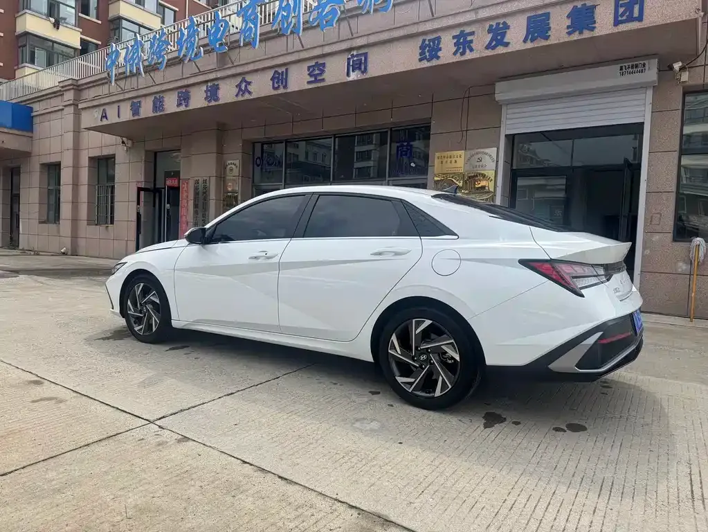 Hyundai Elantra — фото 3