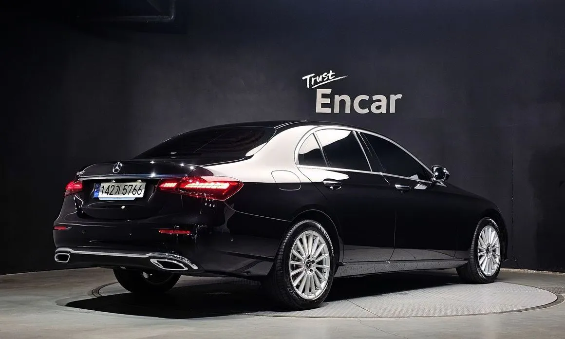 Mercedes-Benz E-Class — фото 9