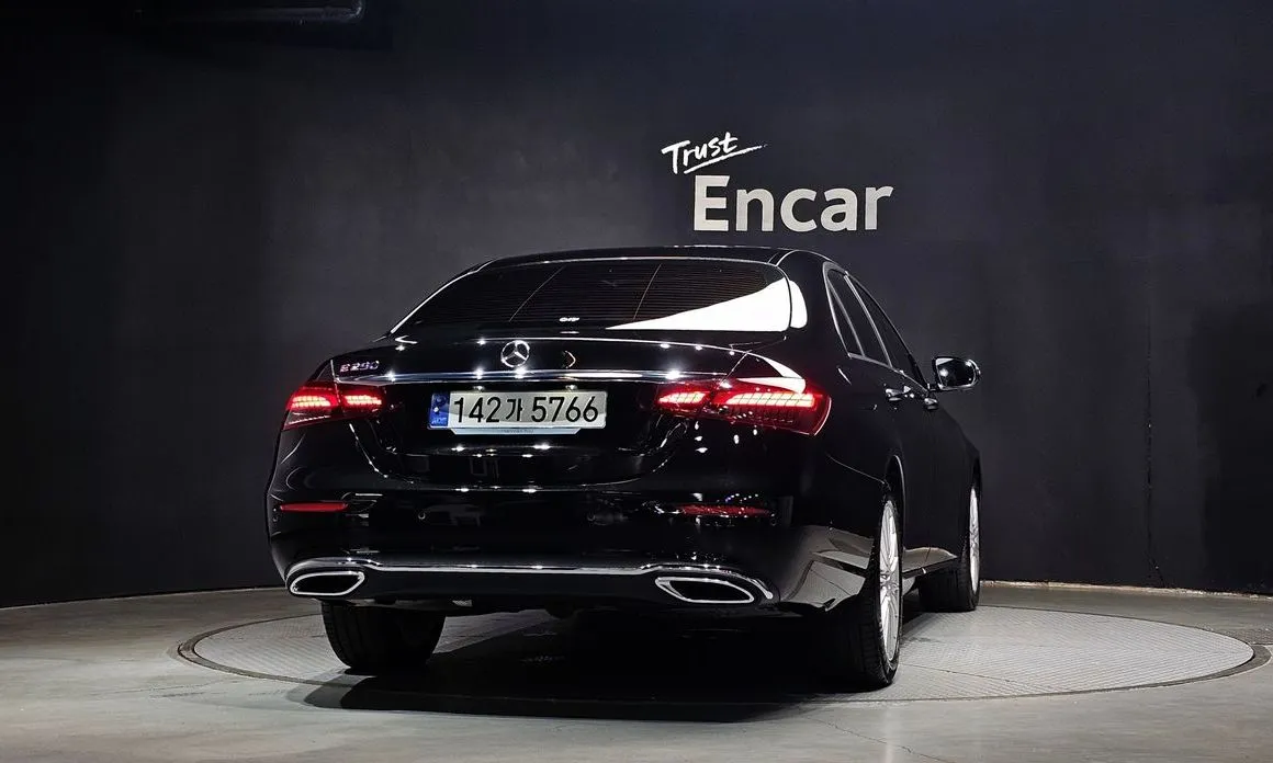 Mercedes-Benz E-Class — фото 8