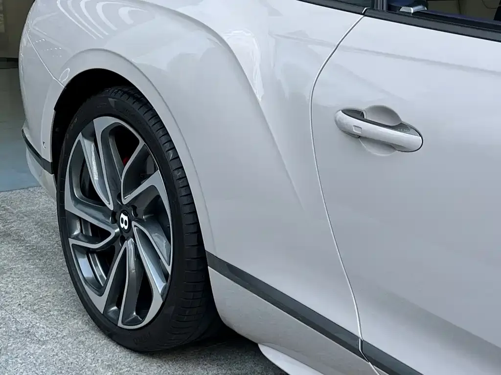 Bentley Flying Spur PHEV — фото 3