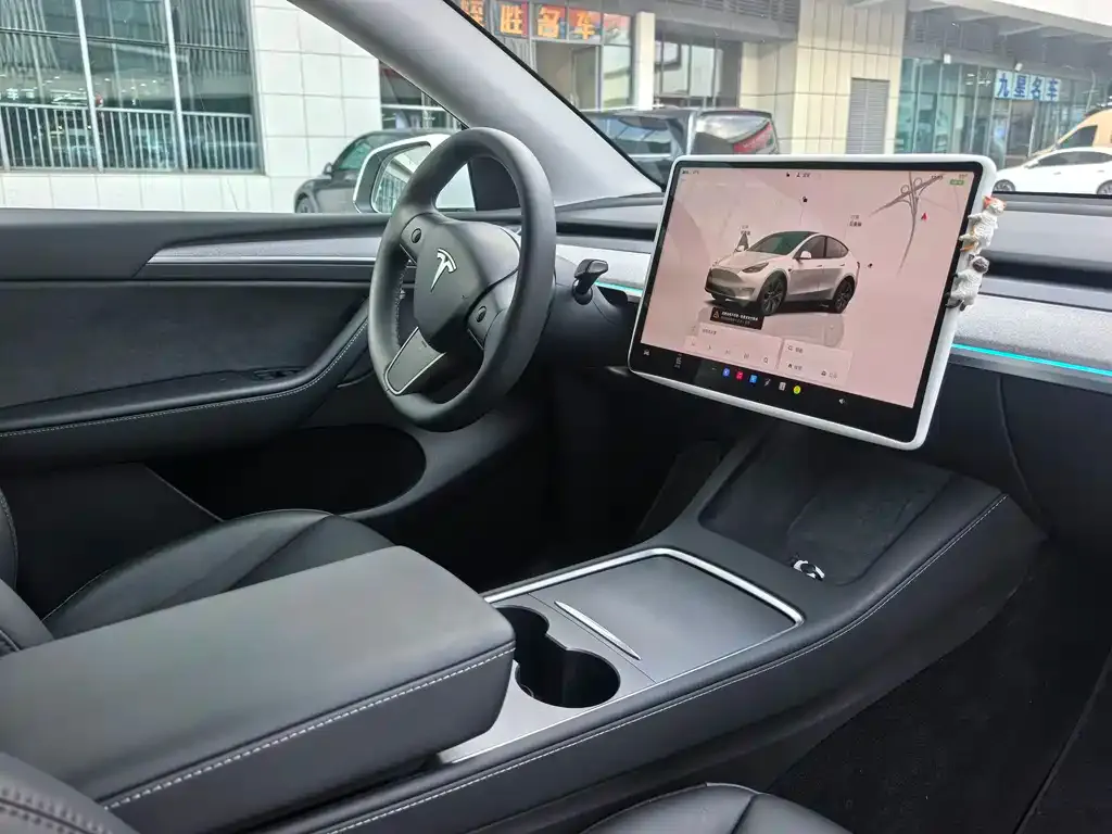 Tesla Model Y — фото 6