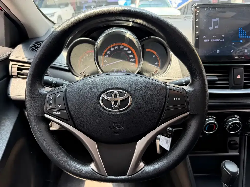 Toyota Yaris L — фото 3