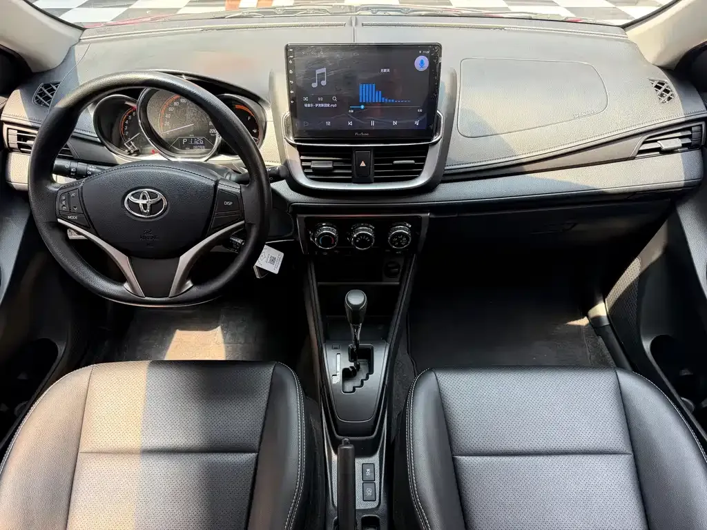 Toyota Yaris L — фото 10