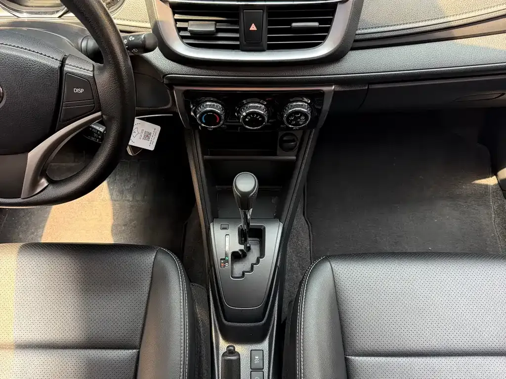 Toyota Yaris L — фото 8