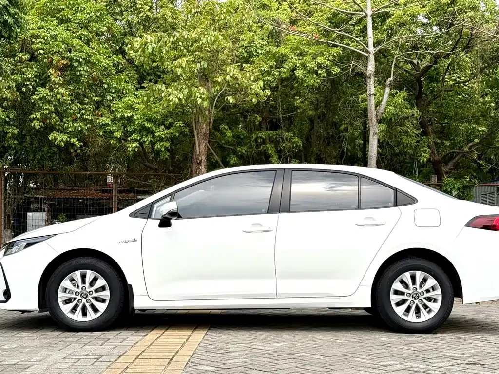 Toyota Corolla — фото 10