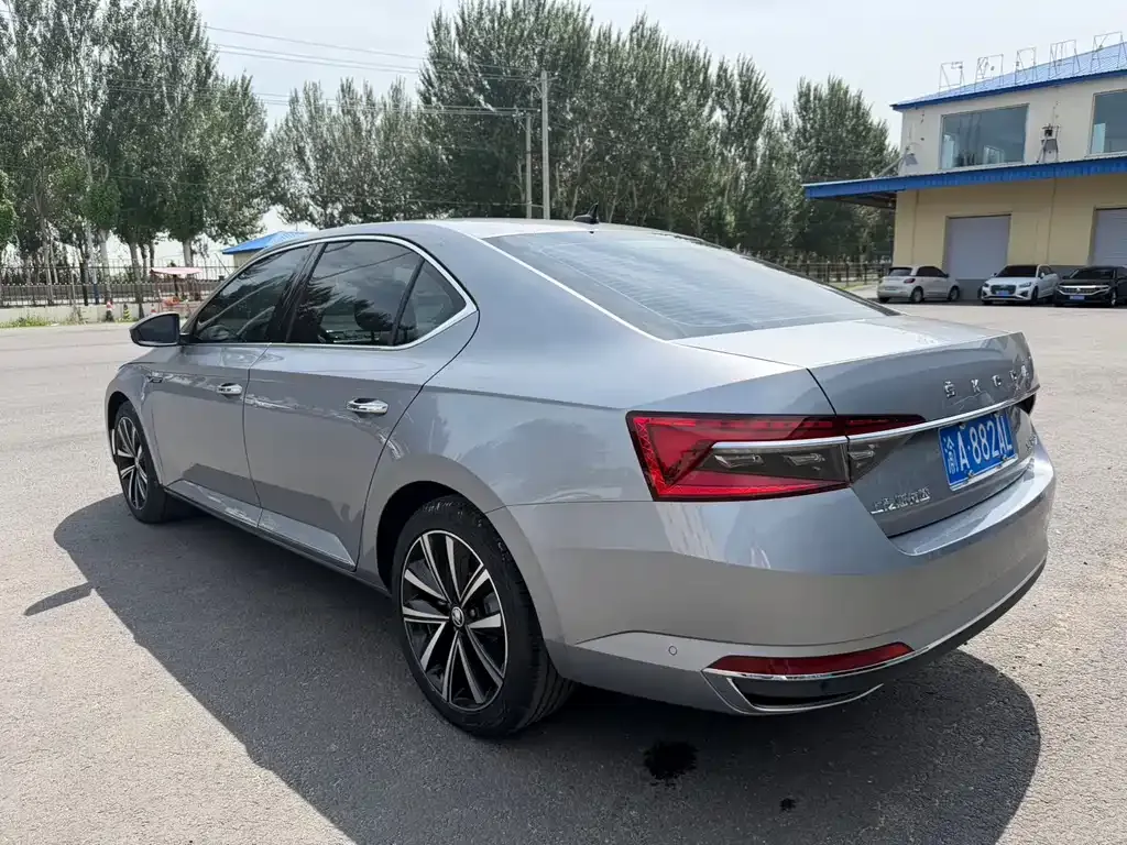 Skoda Superb — фото 10